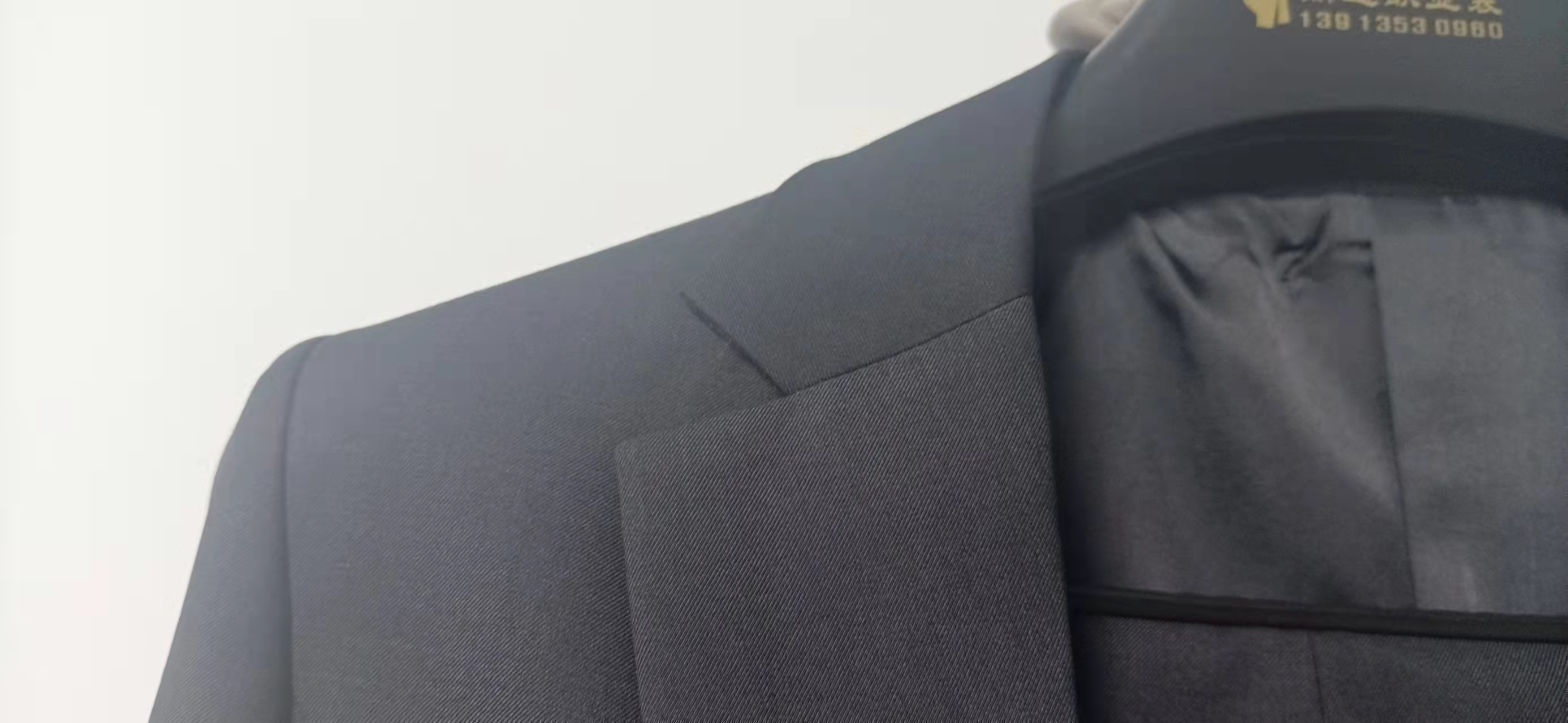西服领口细节展示.jpg